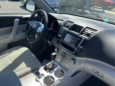 2013 Toyota Highlander Plus   - Photo 11 - Ventura, CA 93003