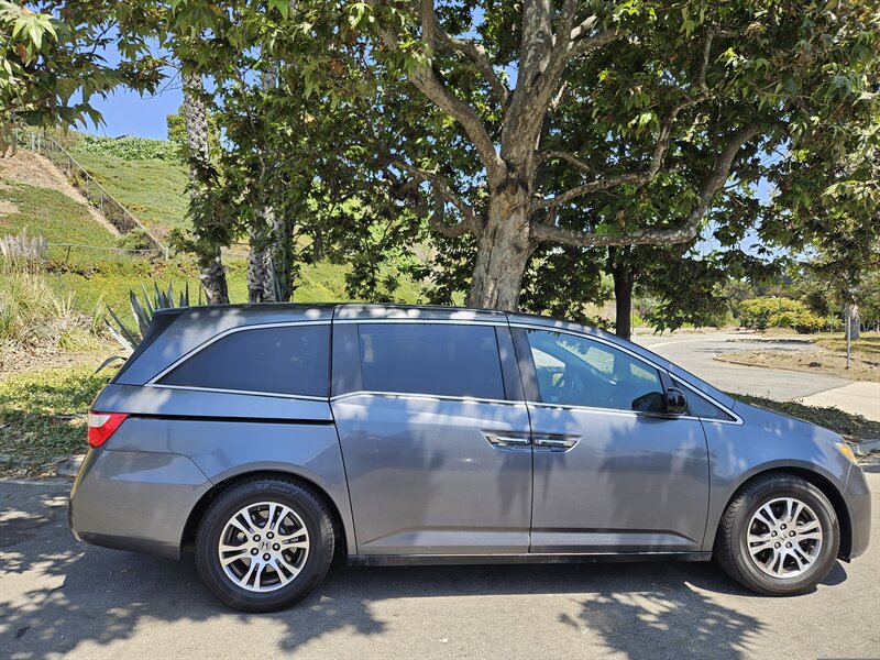 2011 Honda Odyssey EX-L w/Navi - Photo 1 - Ventura, CA 93003