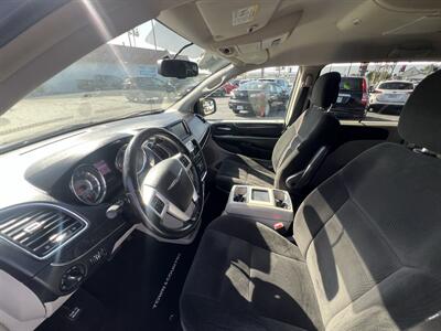 2016 Chrysler Town & Country Touring   - Photo 9 - Ventura, CA 93003