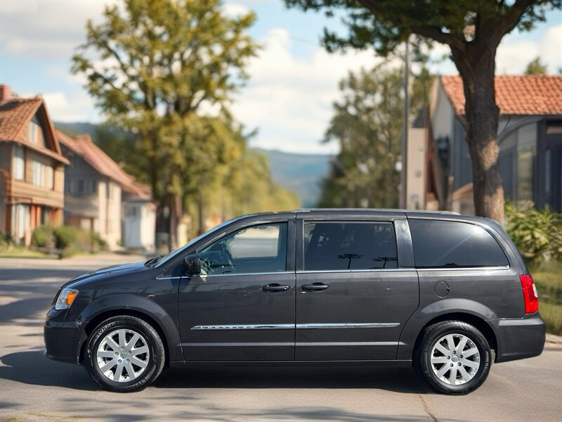 2016 Chrysler Town & Country Touring   - Photo 1 - Ventura, CA 93003
