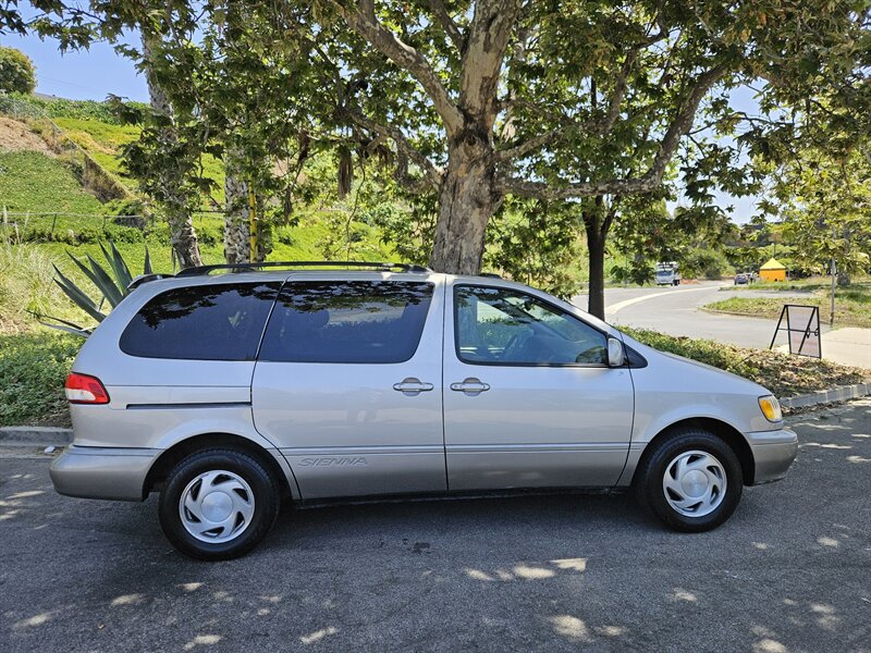 2001 Toyota Sienna XLE   - Photo 1 - Ventura, CA 93003