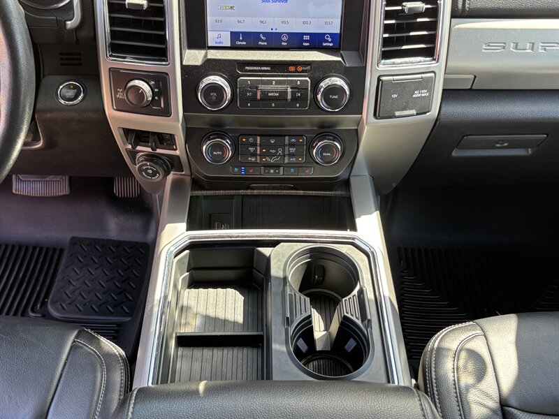 2020 Ford F-250 Lariat photo 25