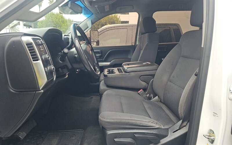 2017 Chevrolet Silverado 2500HD photo 3