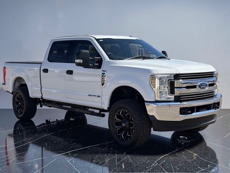 White 2018 Ford F-250 Super Duty XLT Crew Cab 4WD Pickup Truck Four-Wheel Drive 6-Speed Automatic