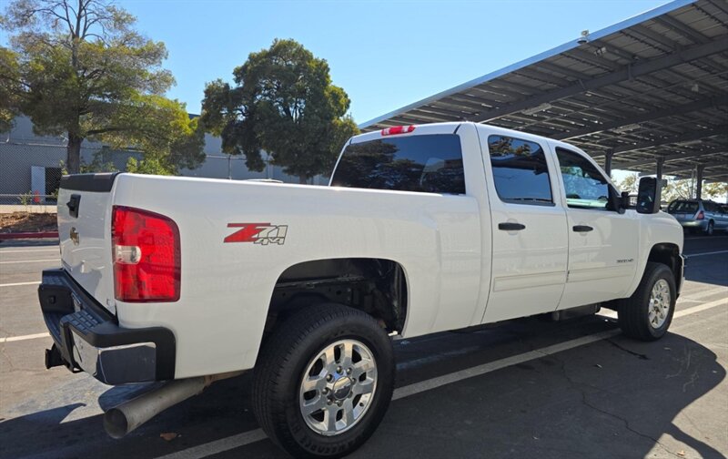 2011 Chevrolet Silverado 3500HD photo 2