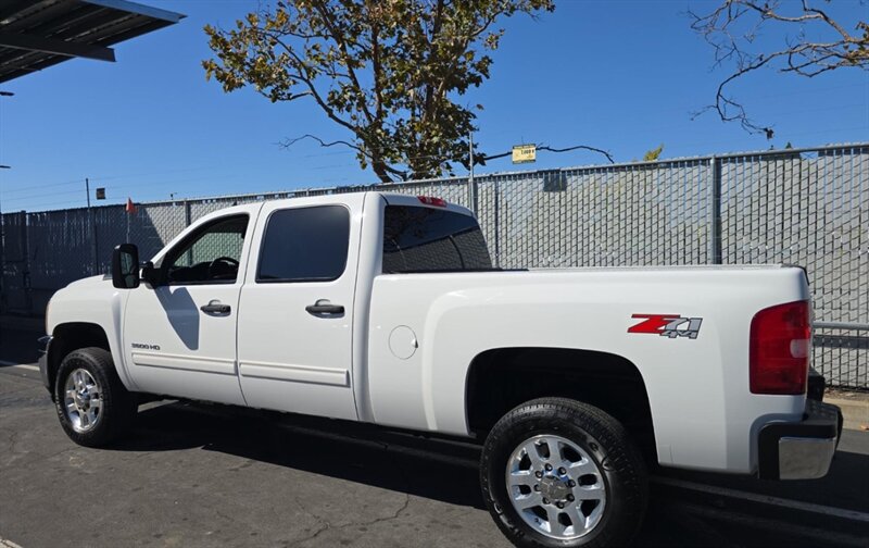 2011 Chevrolet Silverado 3500HD photo 3