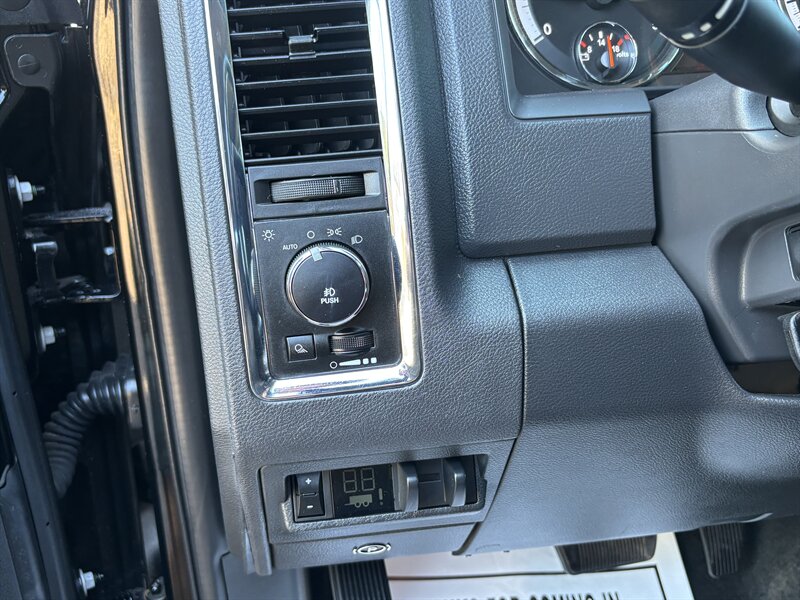 2012 Ram 2500 Laramie photo 17
