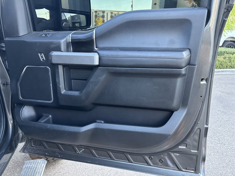 2018 Ford F-150 Platinum photo 27
