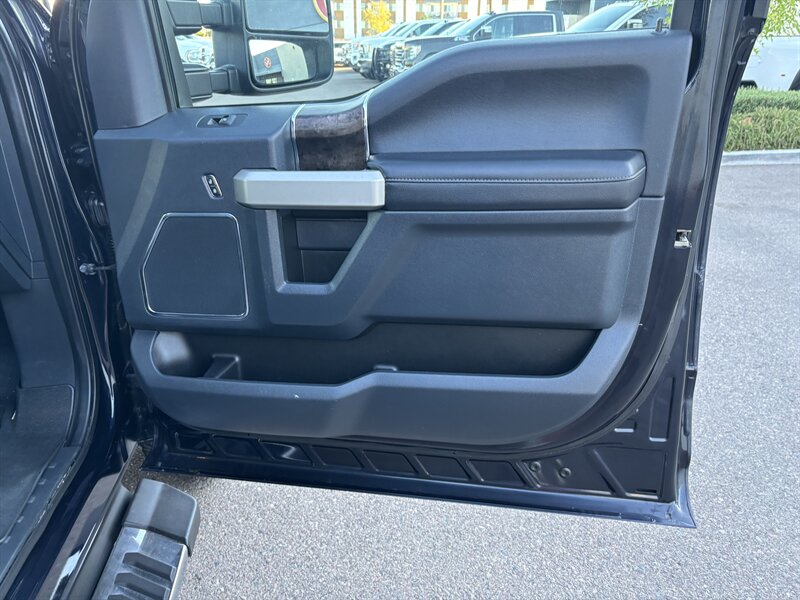 2022 Ford F-350 Lariat photo 23