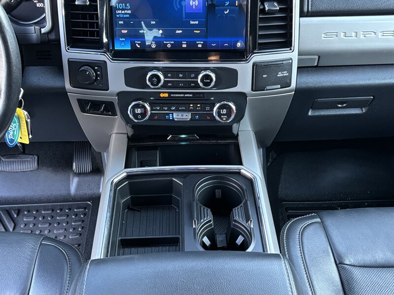 2022 Ford F-350 Lariat photo 20