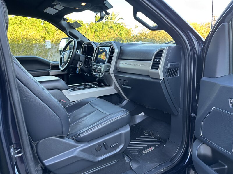 2022 Ford F-350 Lariat photo 24