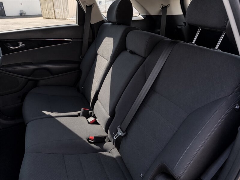2019 Kia Sorento LX 3RD ROW SEAT SUV CARFAX 1 OWNER KIA SORENTO KIA - Photo 18 - Scottsdale, AZ 85257
