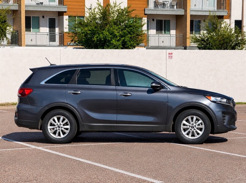 2019 Kia Sorento LX 3RD ROW SEAT SUV CARFAX 1 OWNER KIA SORENTO KIA - Photo 4 - Scottsdale, AZ 85257