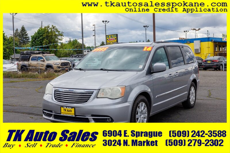 2016 Chrysler Town & Country Touring's photo
