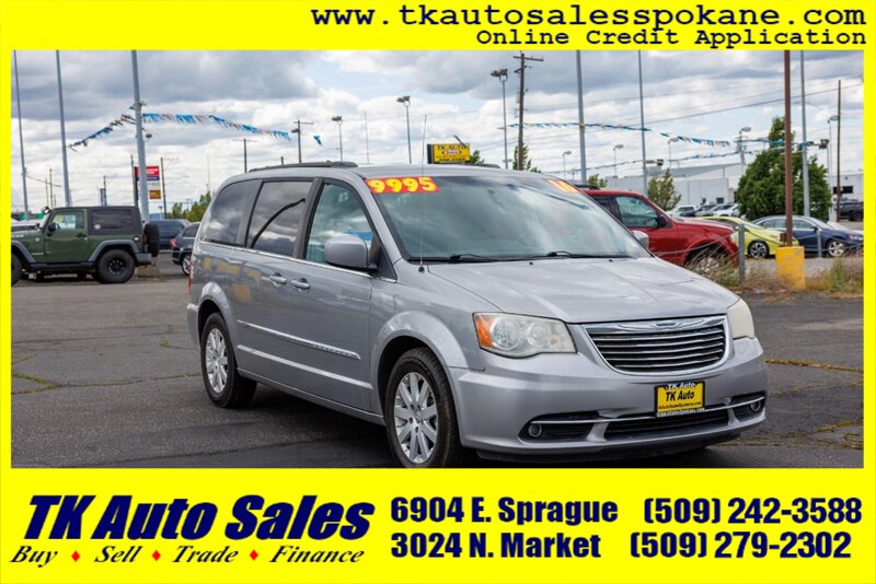 2016 Chrysler Town & Country Touring's photo