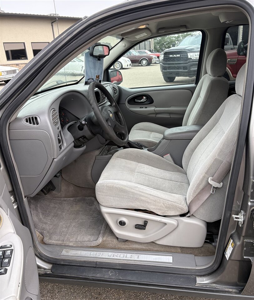2005 Chevrolet Trailblazer LS   - Photo 3 - Bismarck, ND 58503
