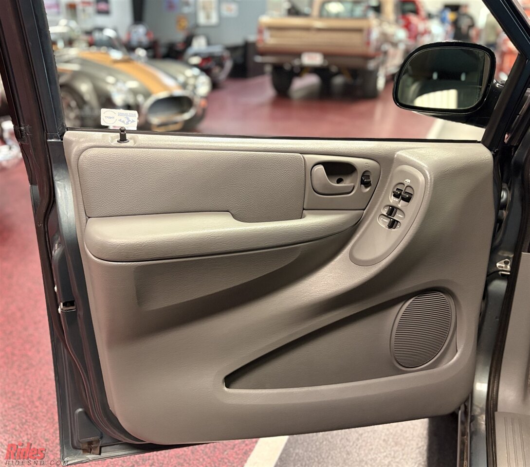2007 Dodge Grand Caravan SXT   - Photo 12 - Bismarck, ND 58503