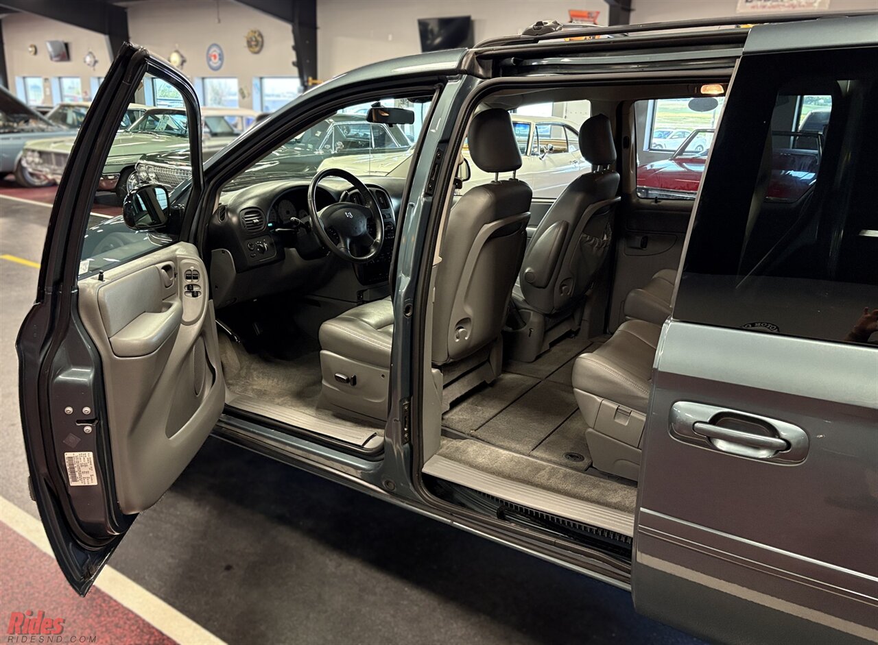 2007 Dodge Grand Caravan SXT   - Photo 10 - Bismarck, ND 58503