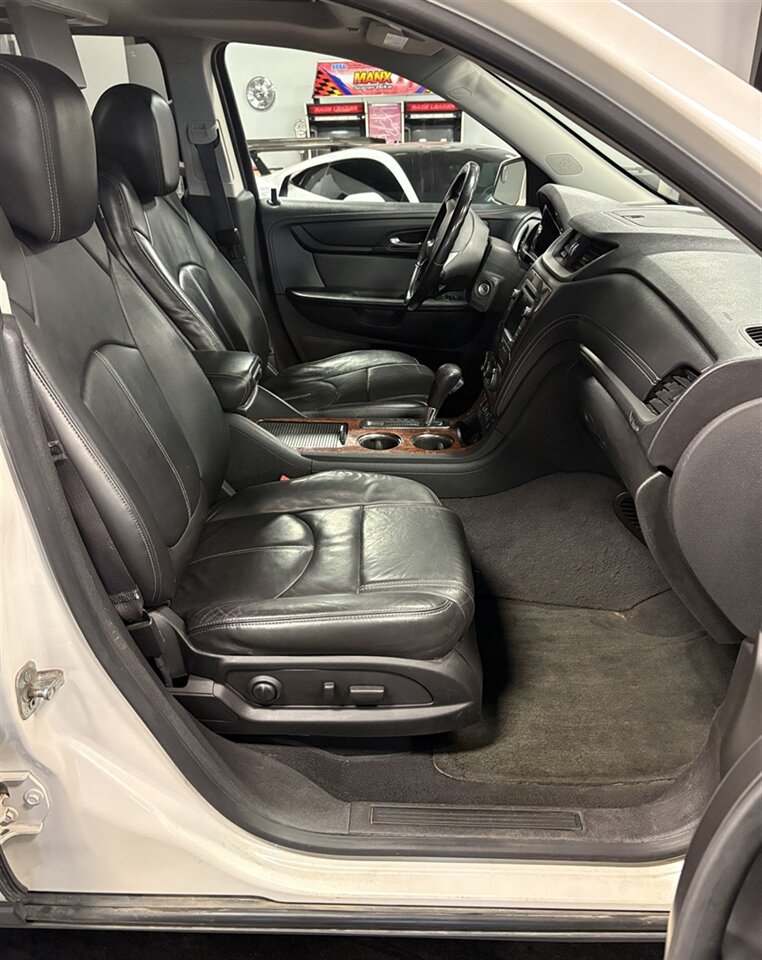 2013 Chevrolet Traverse LT   - Photo 27 - Bismarck, ND 58503