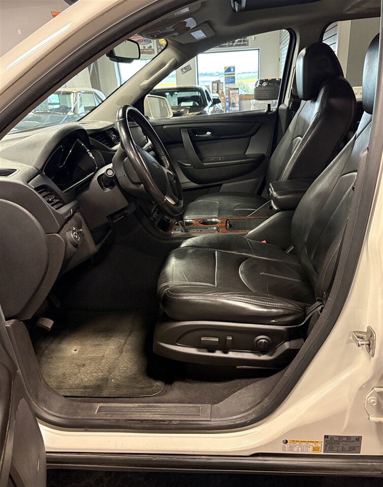2013 Chevrolet Traverse LT   - Photo 7 - Bismarck, ND 58503