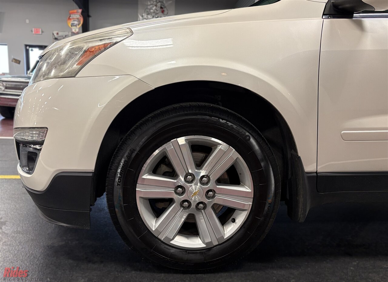 2013 Chevrolet Traverse LT   - Photo 5 - Bismarck, ND 58503