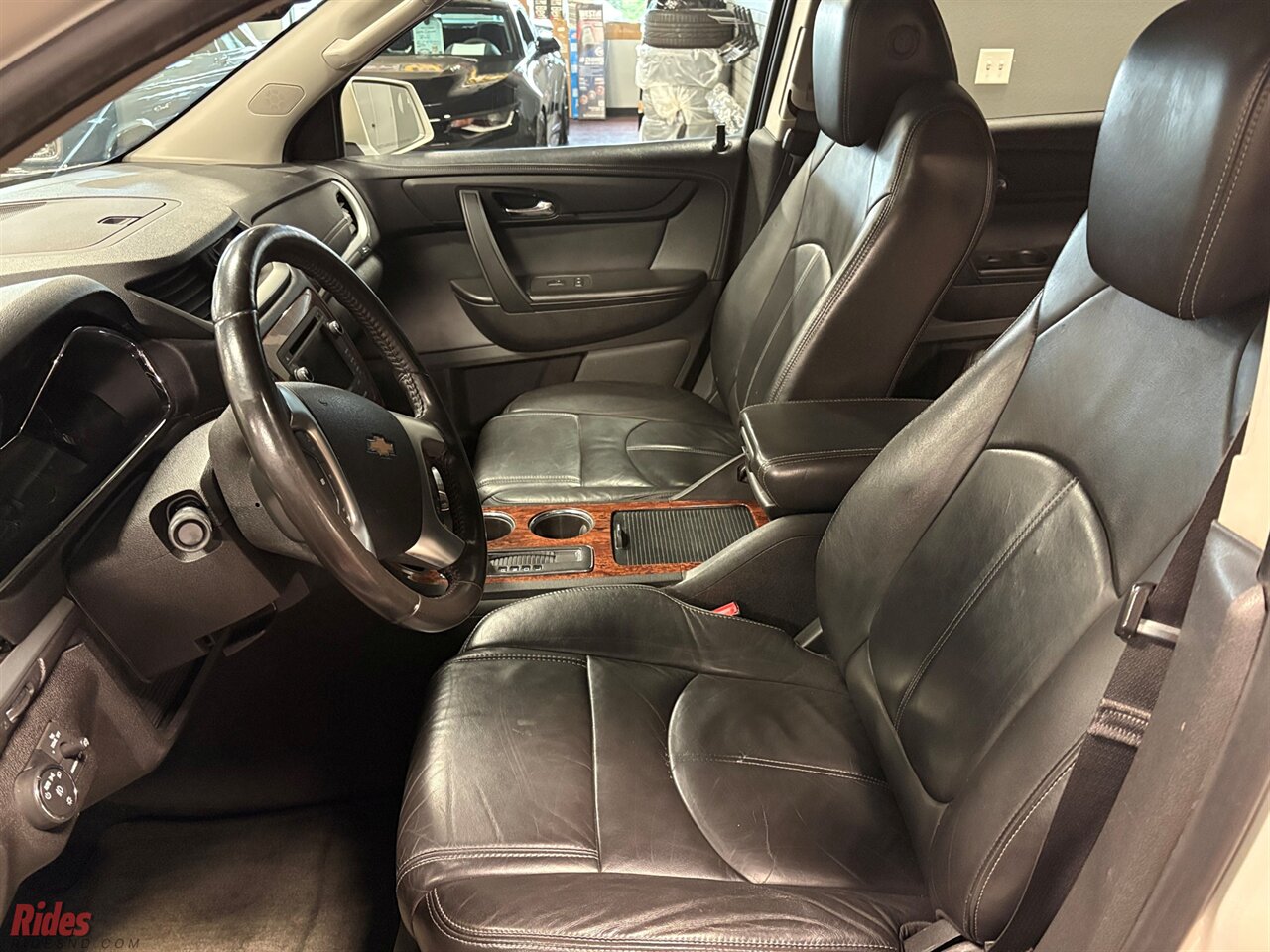 2013 Chevrolet Traverse LT   - Photo 8 - Bismarck, ND 58503
