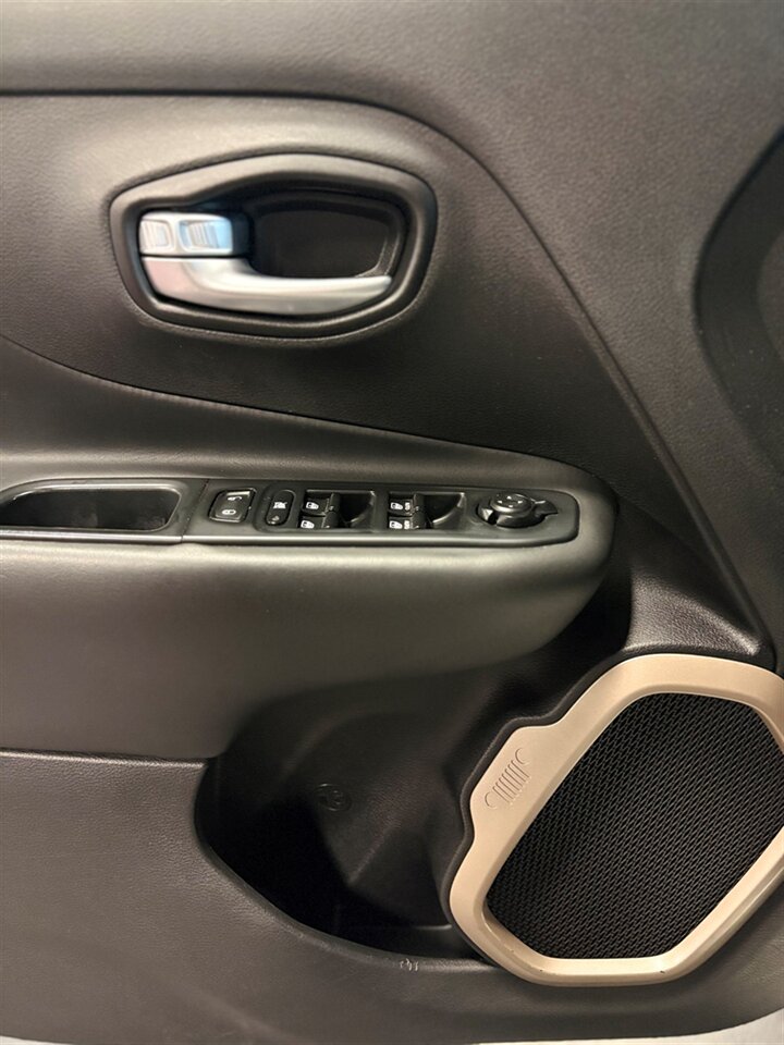 2016 Jeep Renegade Limited   - Photo 10 - Bismarck, ND 58503