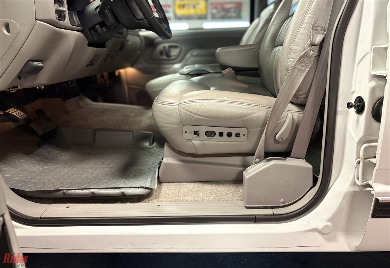 1999 Chevrolet Suburban K1500 LT   - Photo 14 - Bismarck, ND 58503