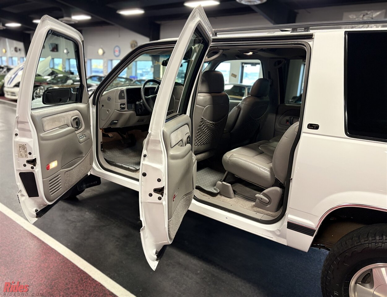1999 Chevrolet Suburban K1500 LT   - Photo 11 - Bismarck, ND 58503