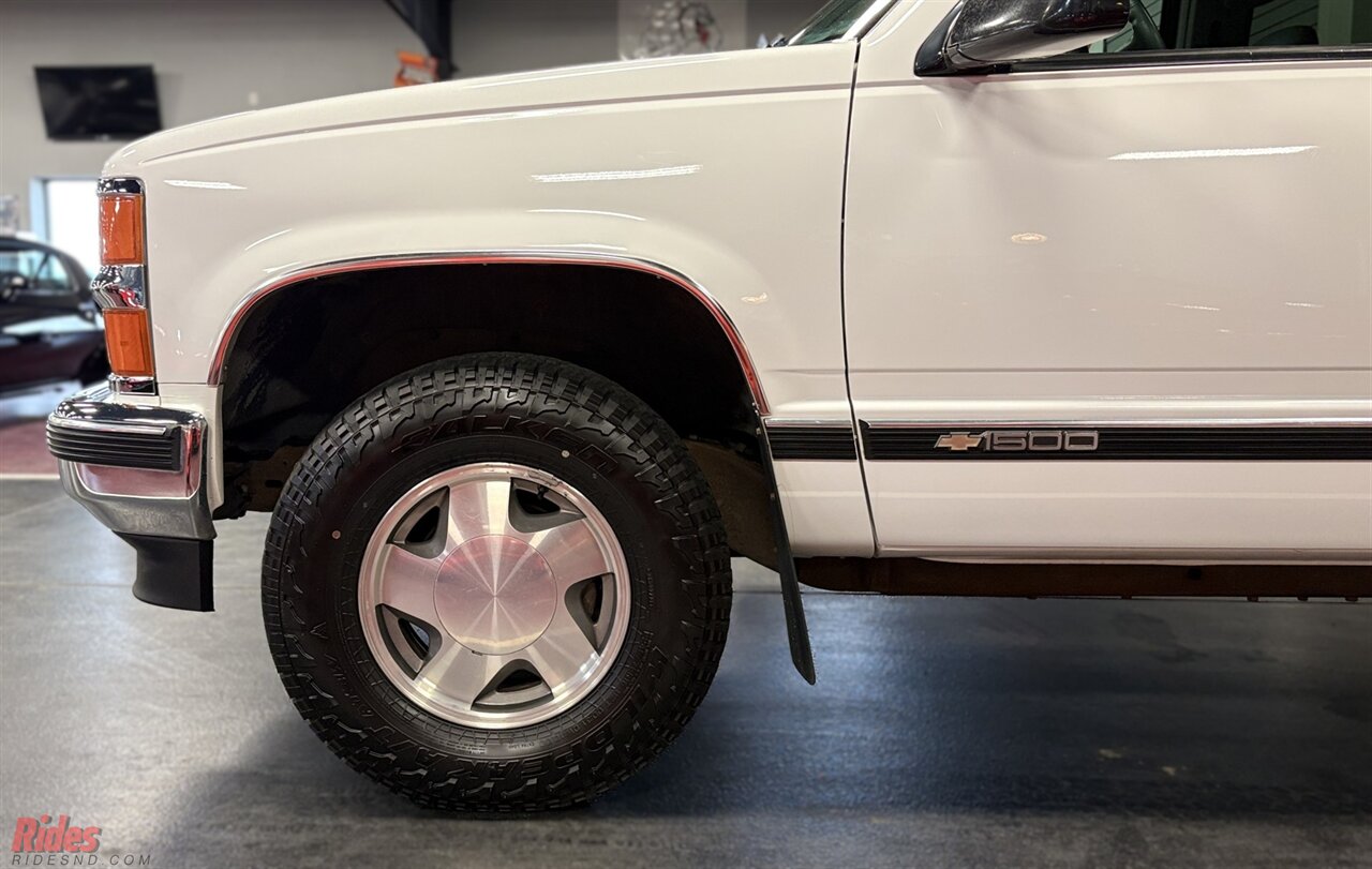 1999 Chevrolet Suburban K1500 LT   - Photo 5 - Bismarck, ND 58503