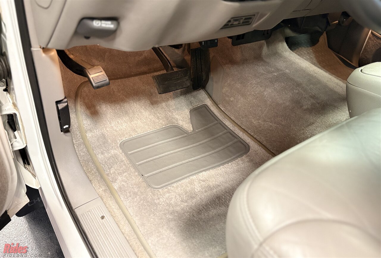 1999 Chevrolet Suburban K1500 LT   - Photo 19 - Bismarck, ND 58503