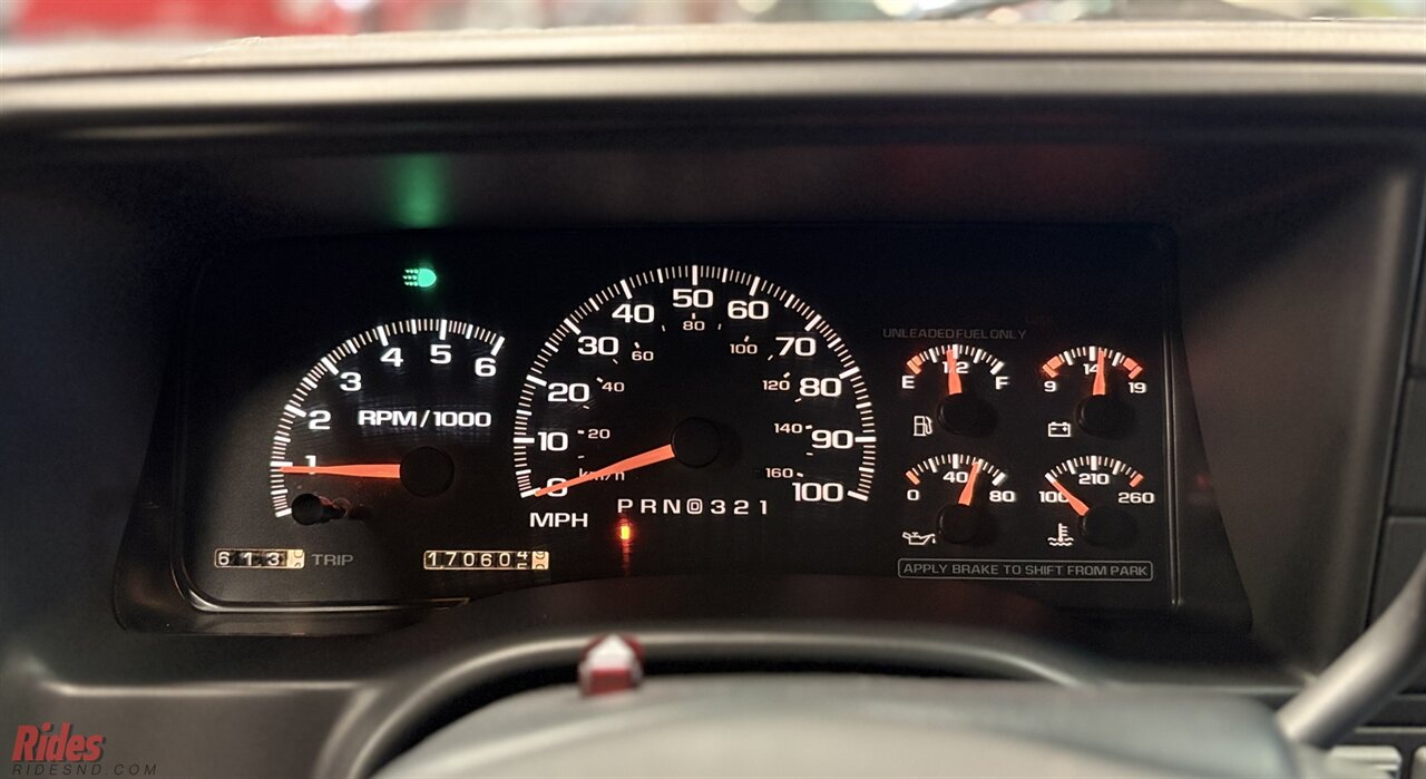1999 Chevrolet Suburban K1500 LT   - Photo 22 - Bismarck, ND 58503