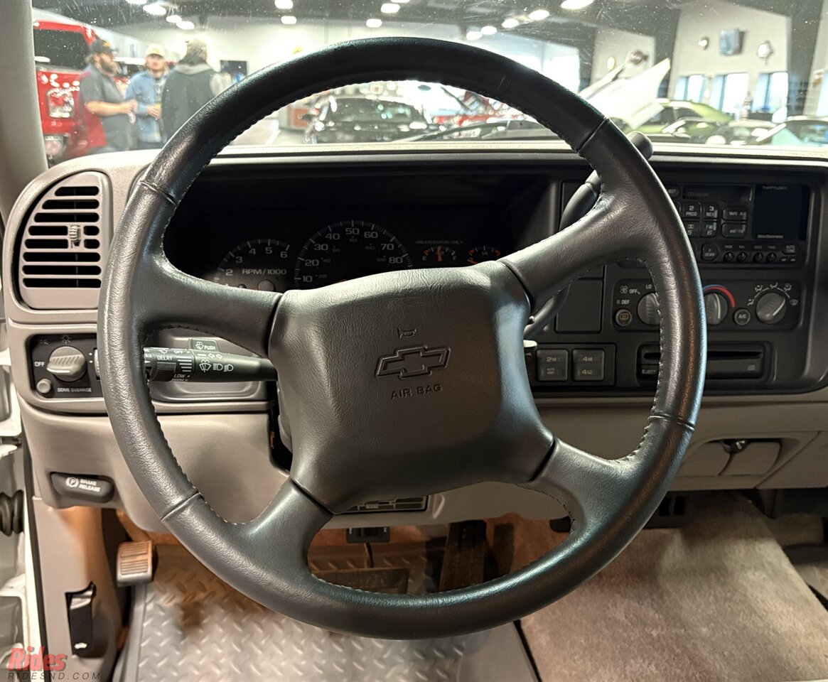 1999 Chevrolet Suburban K1500 LT   - Photo 21 - Bismarck, ND 58503