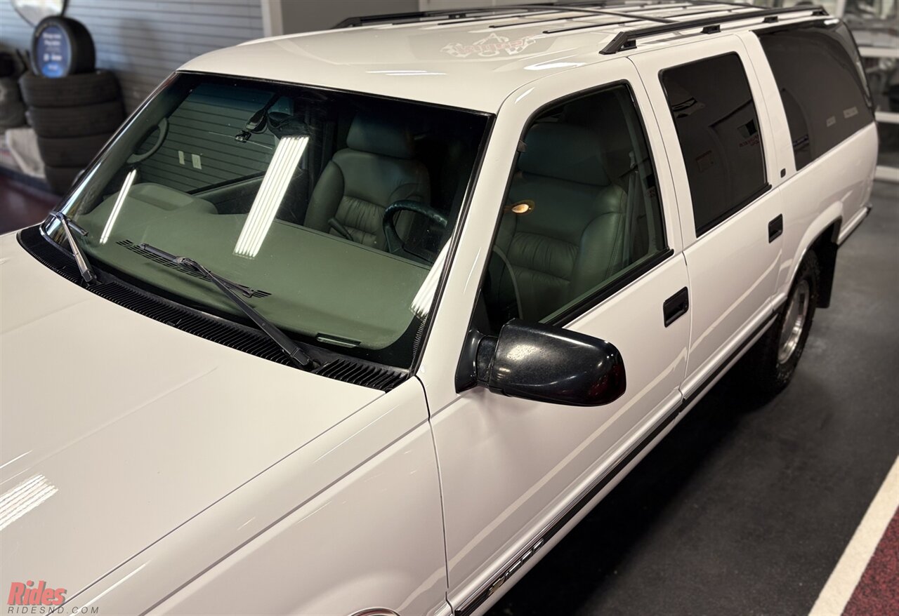 1999 Chevrolet Suburban K1500 LT   - Photo 7 - Bismarck, ND 58503