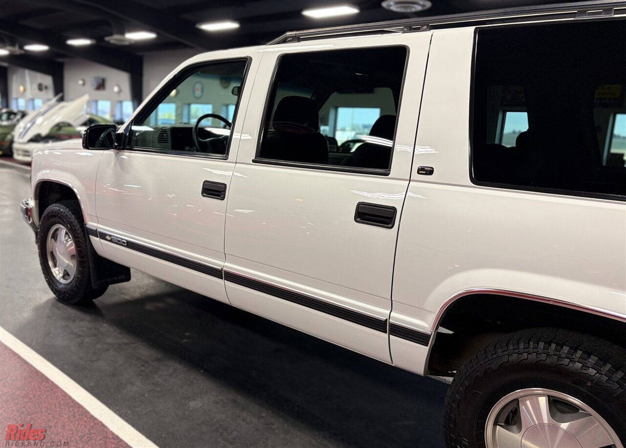 1999 Chevrolet Suburban K1500 LT   - Photo 10 - Bismarck, ND 58503
