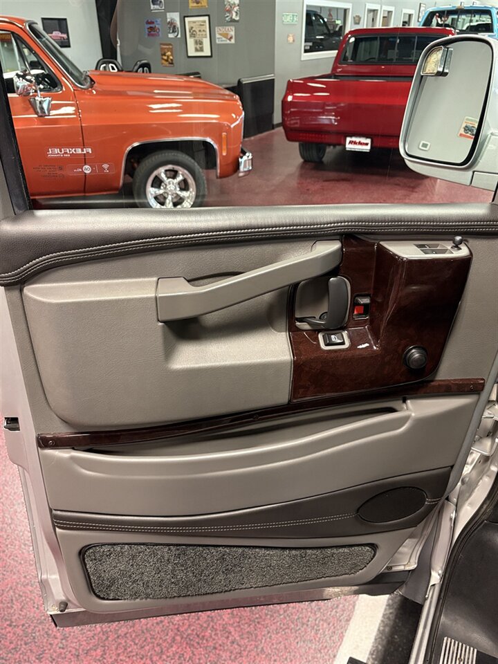 2017 GMC Savana 2500   - Photo 11 - Bismarck, ND 58503