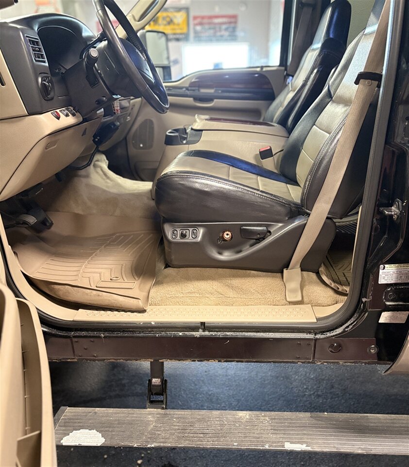 2005 Ford Excursion Eddie Bauer   - Photo 11 - Bismarck, ND 58503