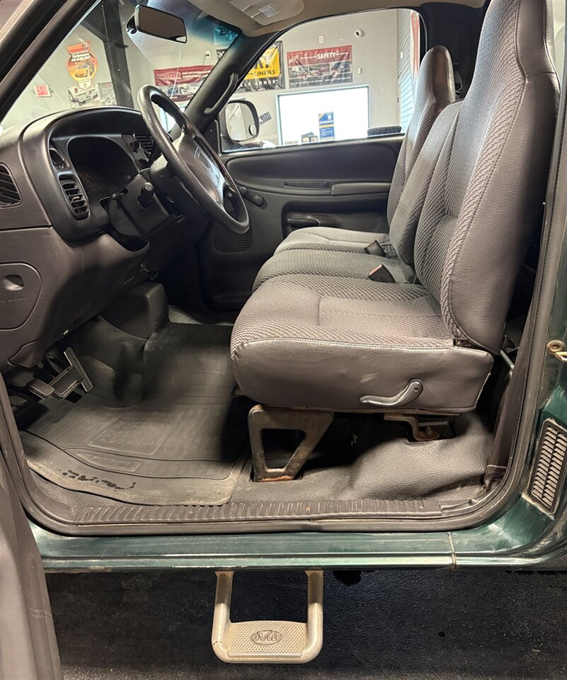 2001 Dodge Ram 1500 ST   - Photo 8 - Bismarck, ND 58503