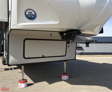 2019 Coachmen Chaparral 370FL   - Photo 4 - Bismarck, ND 58503