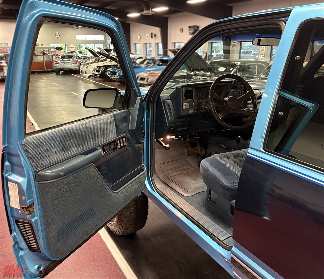 1993 Chevrolet K1500 Silverado   - Photo 11 - Bismarck, ND 58503