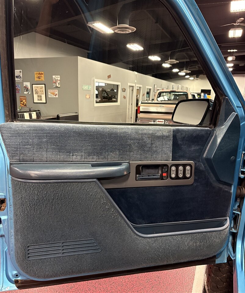 1993 Chevrolet K1500 Silverado   - Photo 12 - Bismarck, ND 58503
