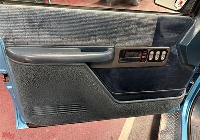 1993 Chevrolet C/K 1500 Series K1500 Silverado   - Photo 13 - Bismarck, ND 58503