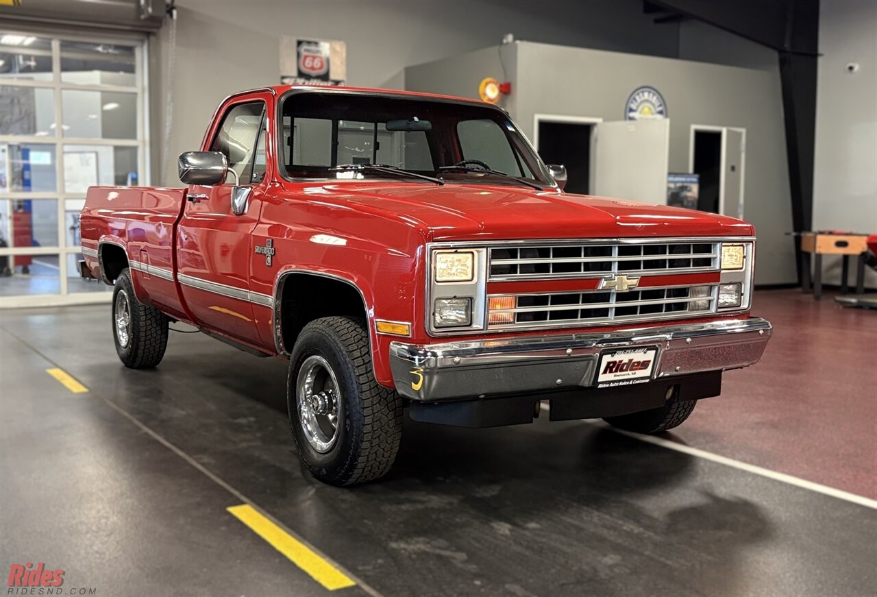 1987 Chevrolet V 10 Silverado   - Photo 2 - Bismarck, ND 58503
