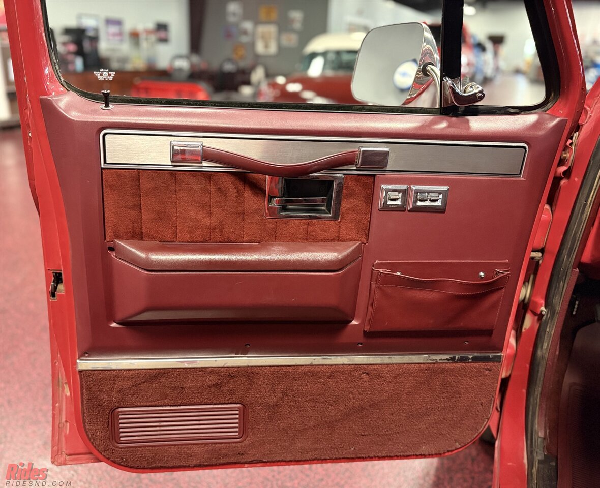 1987 Chevrolet V 10 Silverado   - Photo 10 - Bismarck, ND 58503