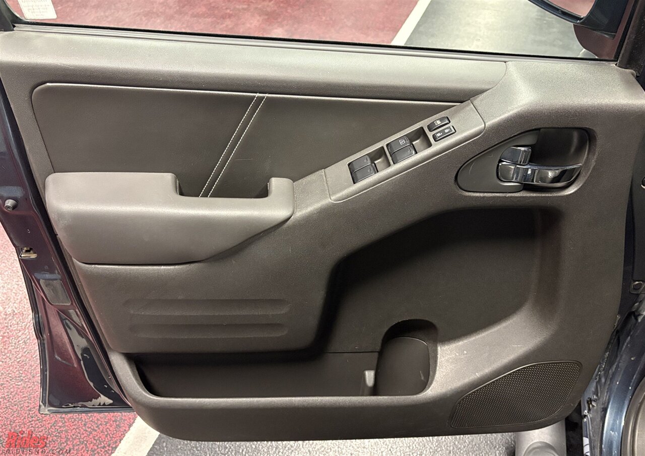 2015 Nissan Frontier PRO-4X   - Photo 11 - Bismarck, ND 58503