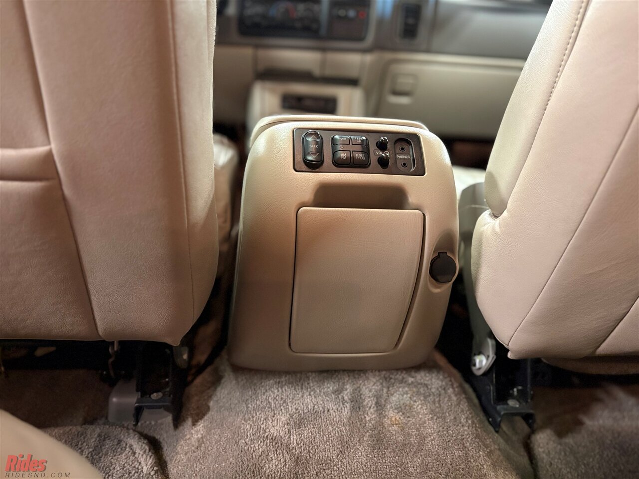 2001 Chevrolet Suburban 2500 LT   - Photo 33 - Bismarck, ND 58503