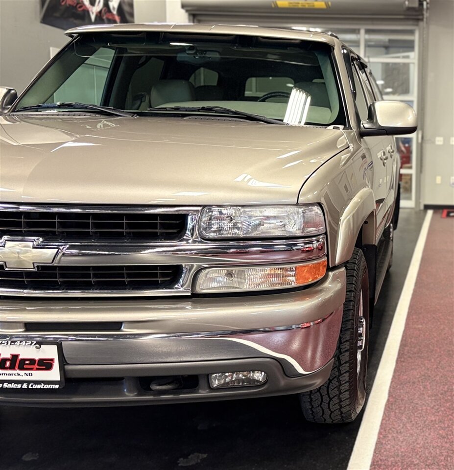 2001 Chevrolet Suburban 2500 LT   - Photo 4 - Bismarck, ND 58503