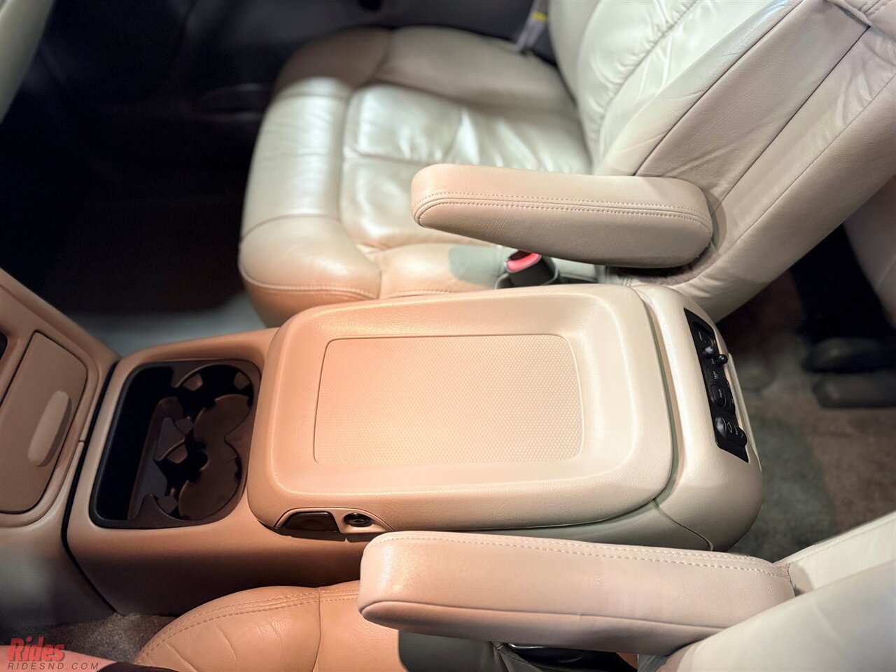 2001 Chevrolet Suburban 2500 LT   - Photo 27 - Bismarck, ND 58503