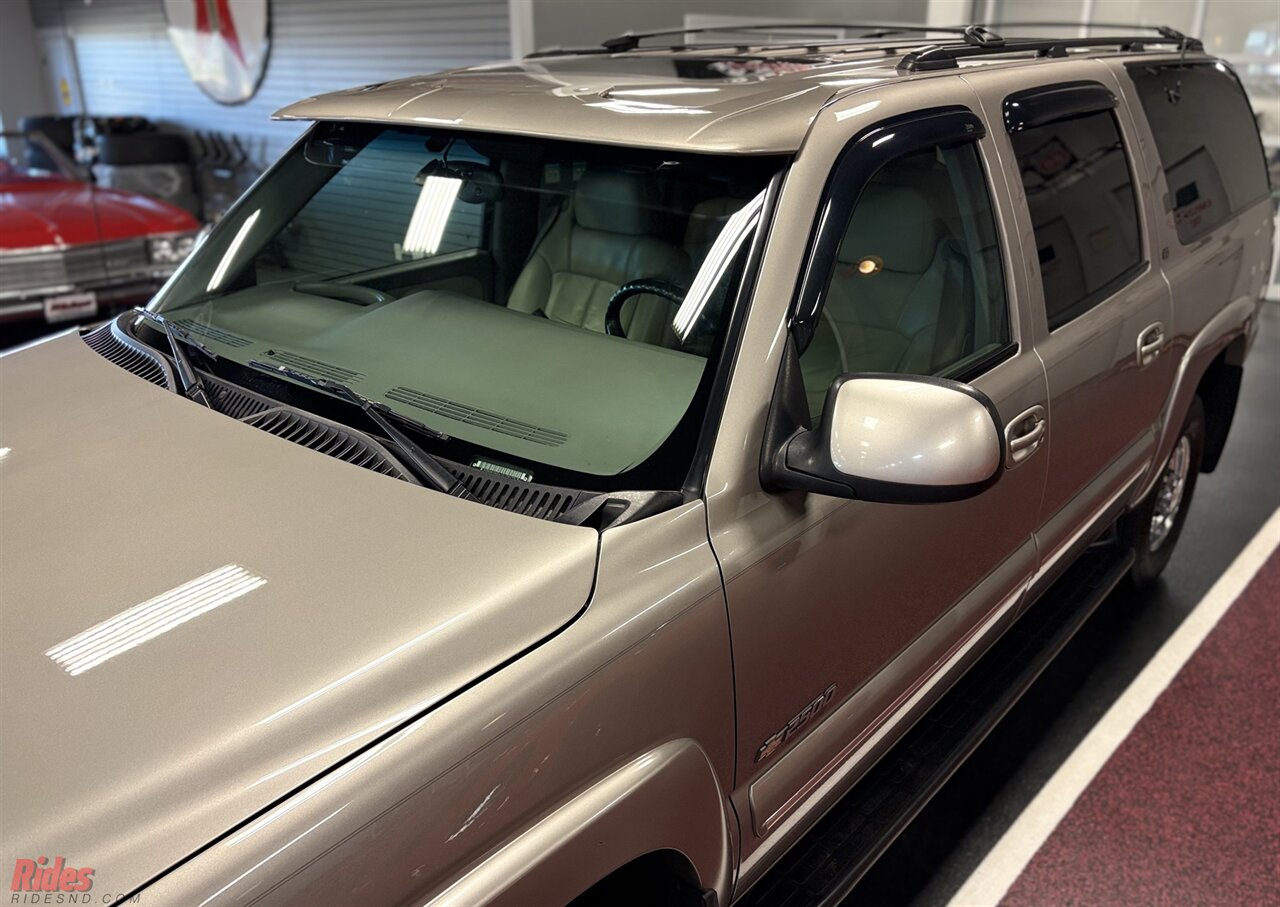 2001 Chevrolet Suburban 2500 LT   - Photo 8 - Bismarck, ND 58503