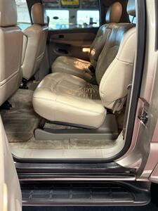 2001 Chevrolet Suburban 2500 LT   - Photo 31 - Bismarck, ND 58503